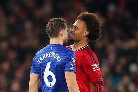 دقيقة بدقيقة.. مانشستر يونايتد 0-0 إيفرتون.. حالة طرد